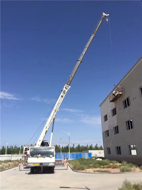 新乡市“轻装强干”—— 吊车的 “轻量化臂架” 技术